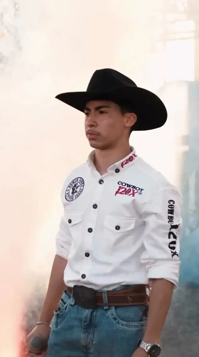 Daniel Filho, locutor mirim da Cia PDF, de chapéu preto e camisa branca Cowboy 120x, com o microfone na mão